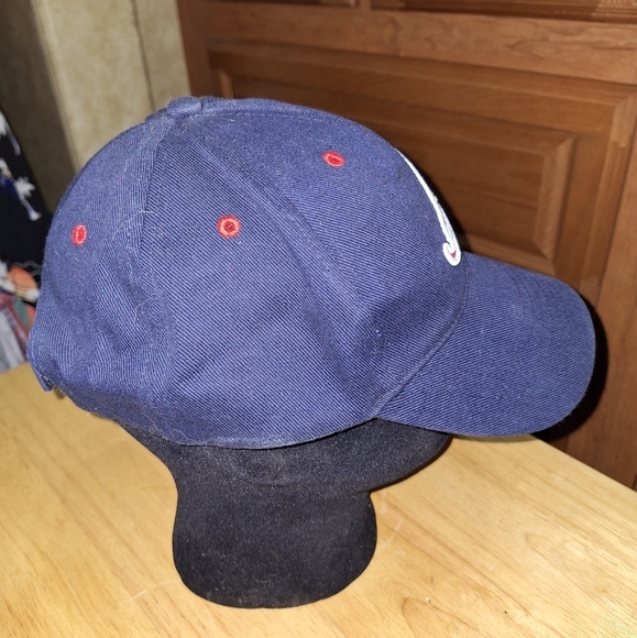 A Fan Favorite Atlanta Braves adjustable ball cap/truckers hat. Pre-loved - Picture 4 of 8